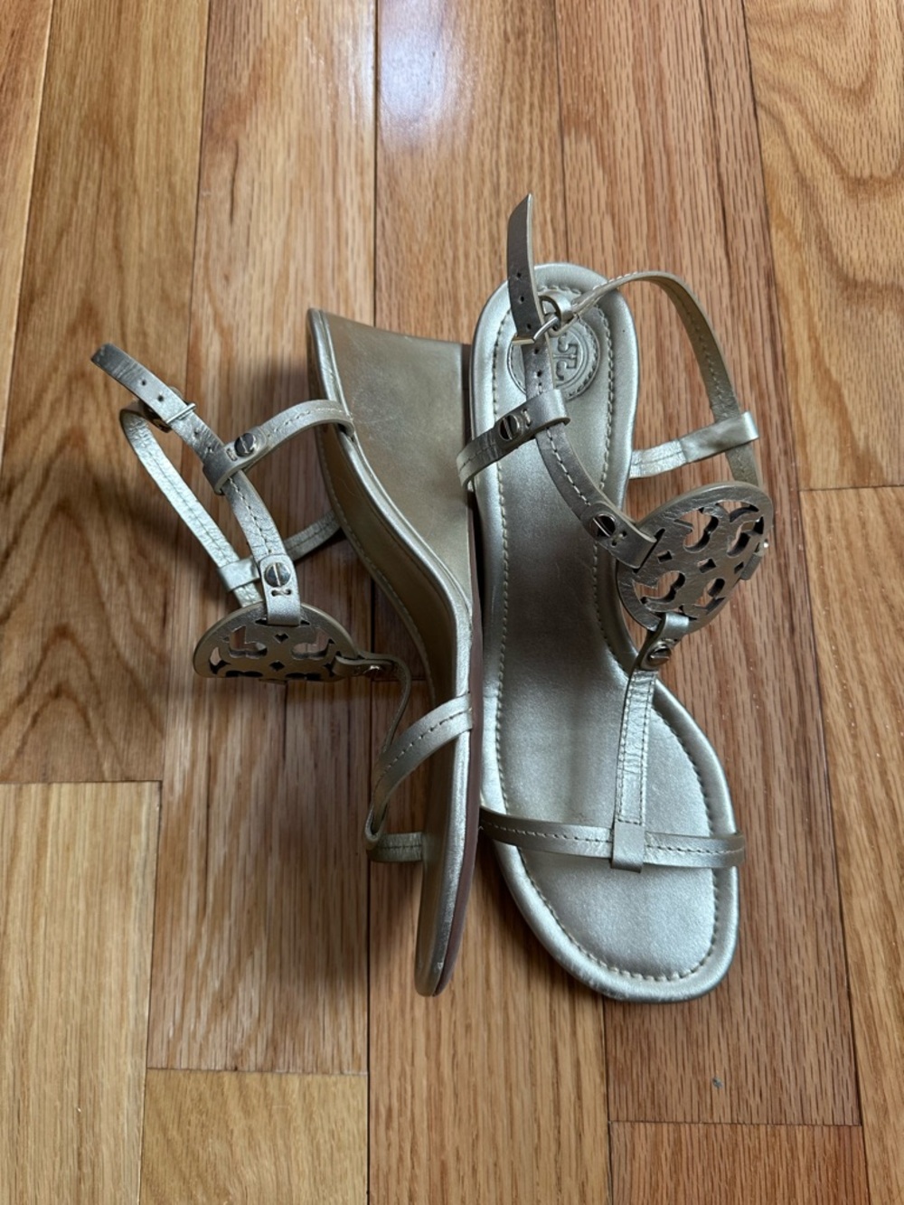Tory Burch Gold Wedge Sandals | Logo Medallion | Size 9 ✨